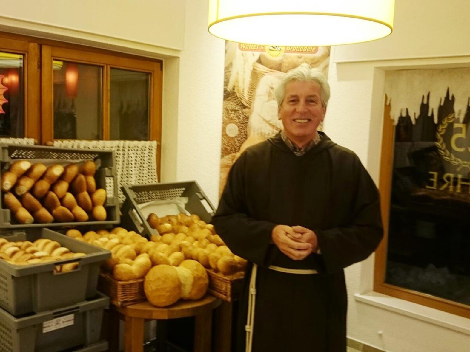 Bruder Engelbert weihte das Brot