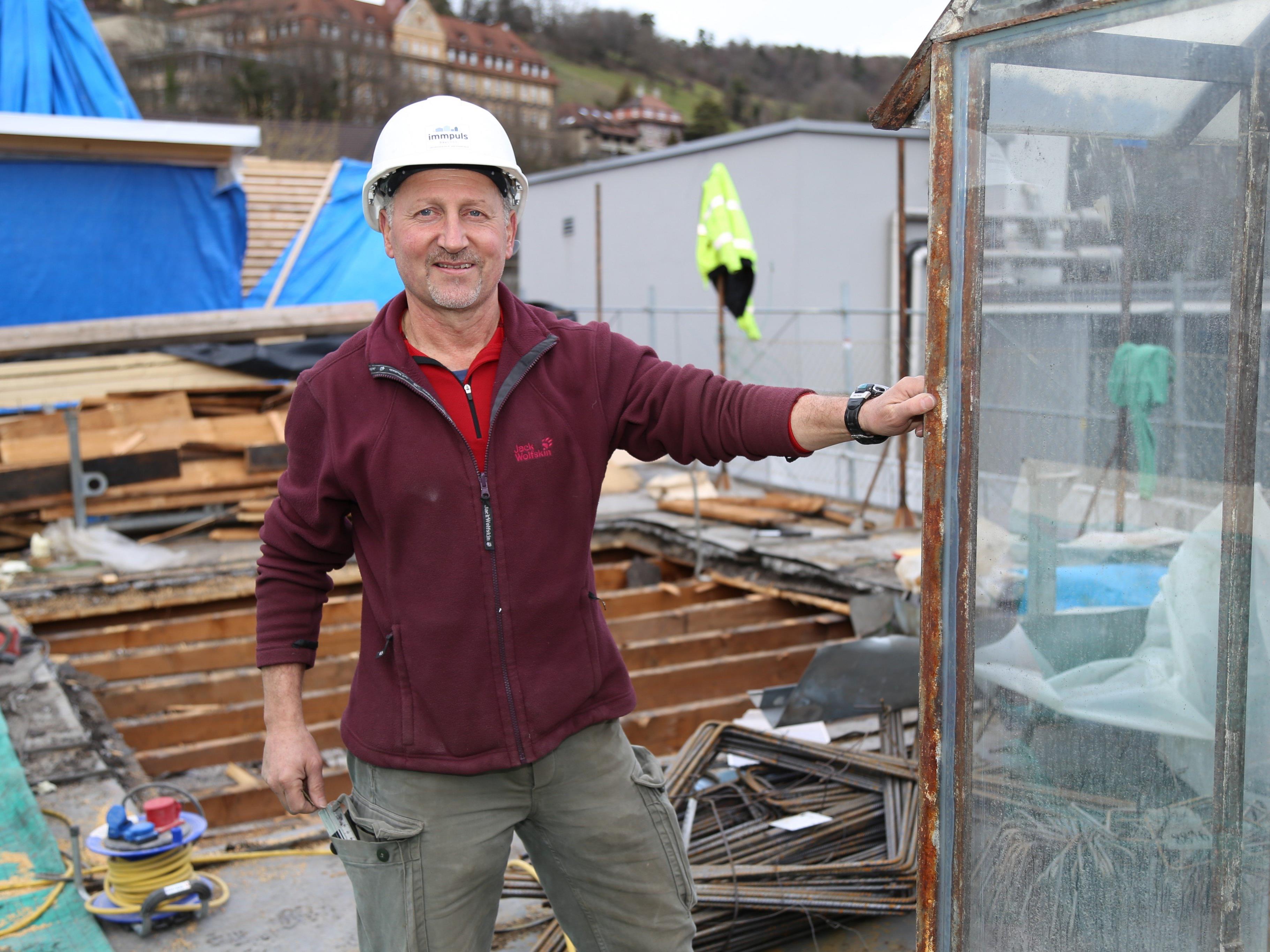 Klaus Hämmerle (Polier) arbeitet mit seinem Team derzeit an der Statik für das Dach des Gebäudes.