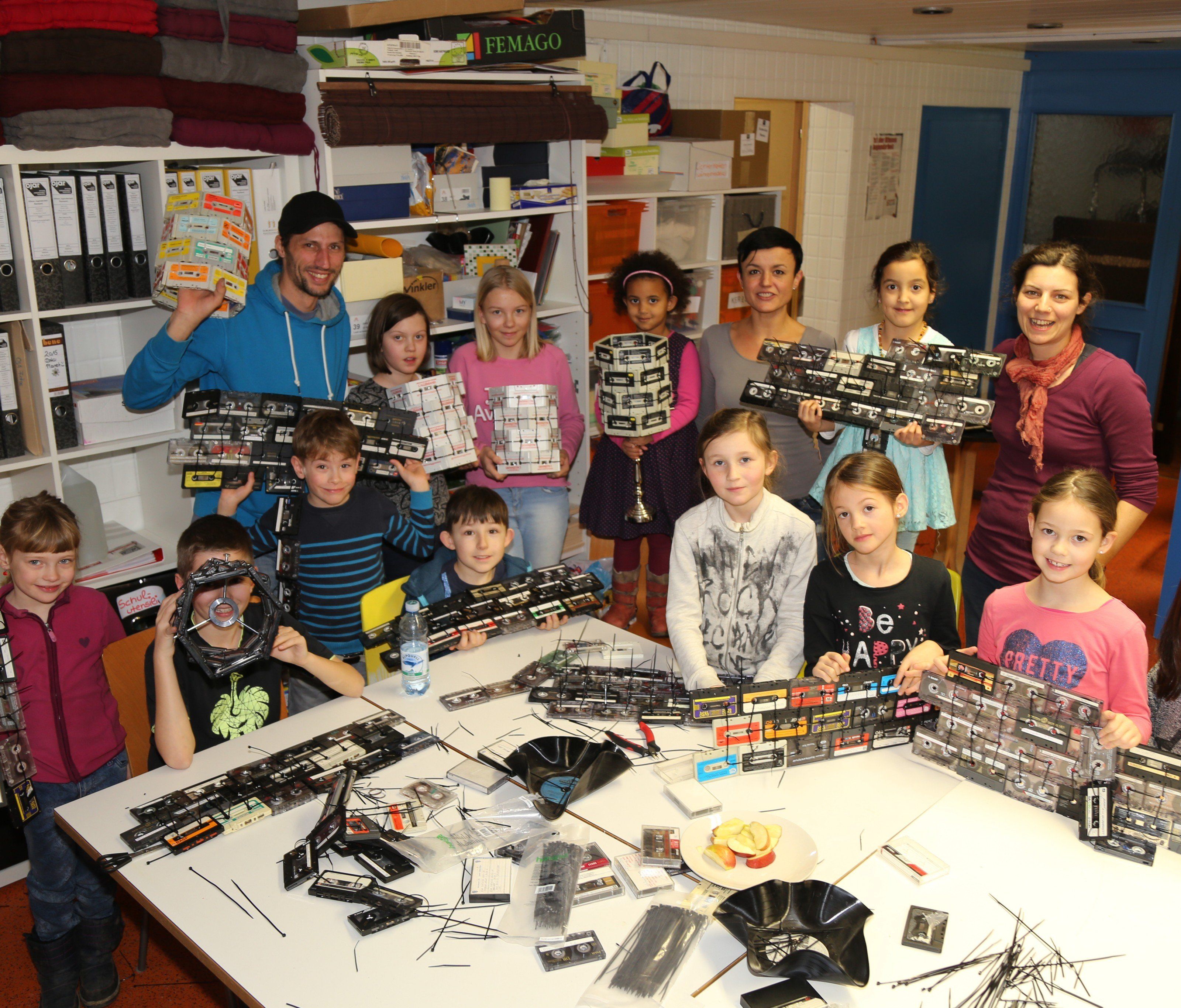 Zwölf Teilnehmer verwandelten aus alten Kassetten schicke Lampen im Retro-Look. Zwölf Teilnehmer verwandelten aus alten Kassetten schicke Lampen im Retro-Look.