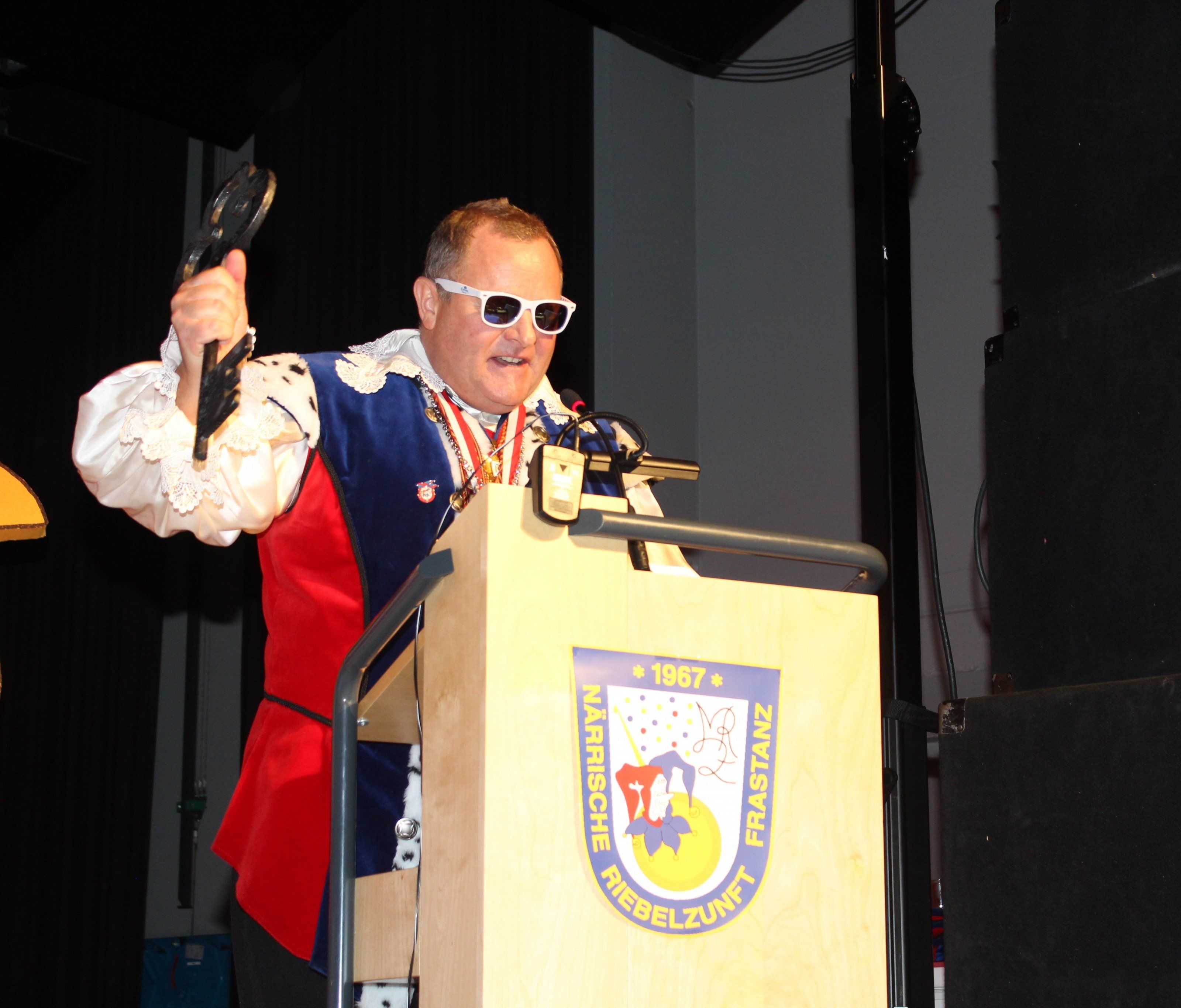 Burggraf Herzog Ritter (Dominik Tschol) hat den Rathausschlüssel in der Hand. Burggraf Herzog Ritter (Dominik Tschol) hat den Rathausschlüssel in der Hand.