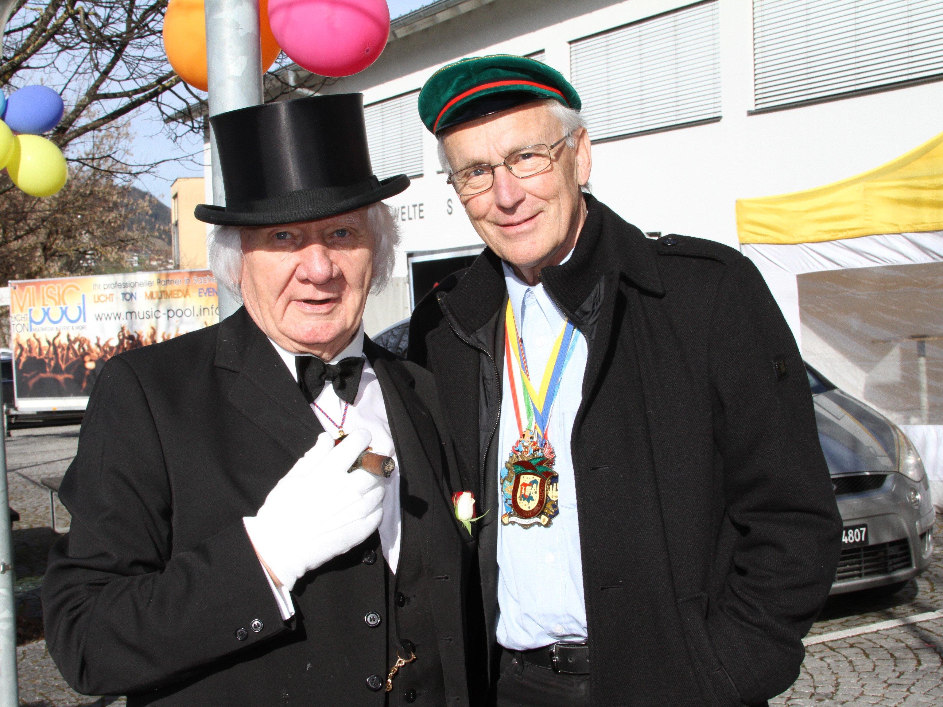Ex-Bürgermeister Harald Ludescher mit dem ehem. Dorfpfarrer Herbert Spieler beim Frastanzer Kinderfaschingsumzug.