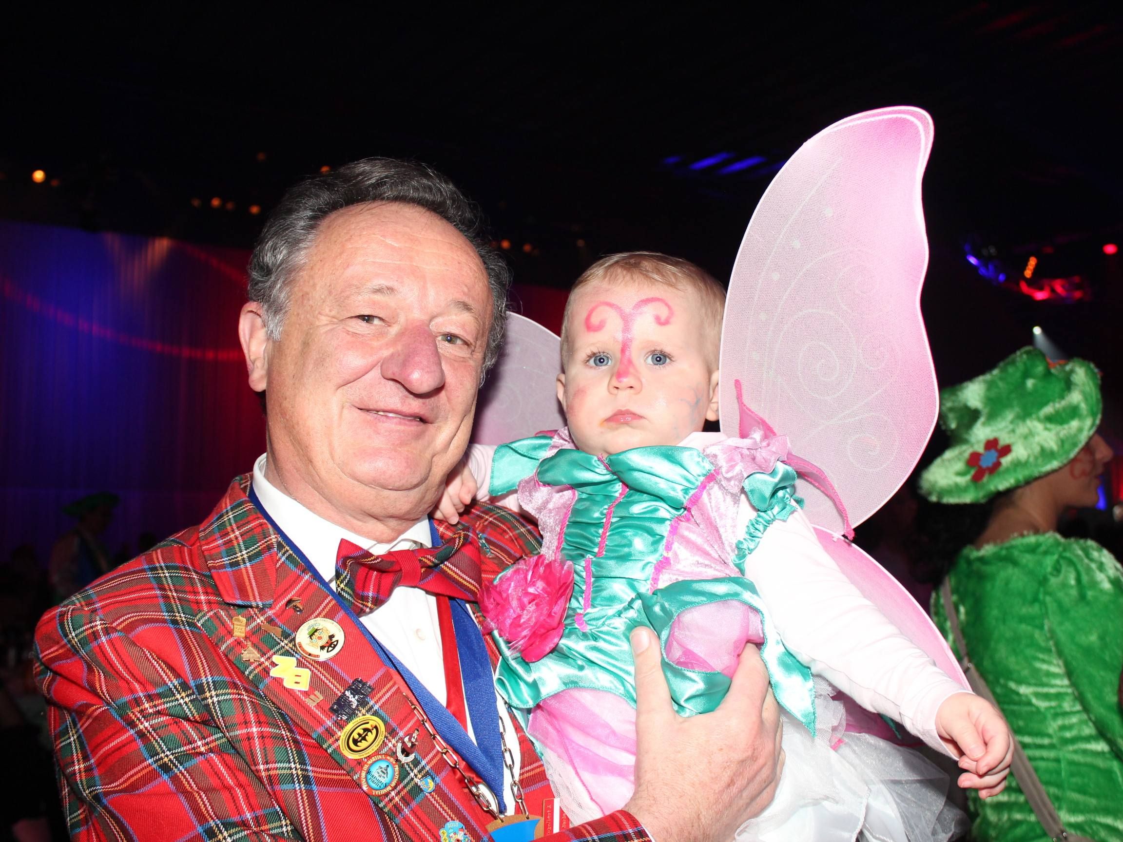 Alt-Prinz Engelbert Wiedl mit Enkelin Marissa. Alt-Prinz Engelbert Wiedl mit Enkelin Marissa.
