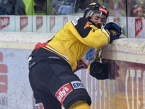 Vienna-Capitals-Verteidiger Philippe Lakos verlor beim Spiel gegen Salzburg einen Teil seines Fingers Vienna-Capitals-Verteidiger Philippe Lakos verlor beim Spiel gegen Salzburg einen Teil seines Fingers