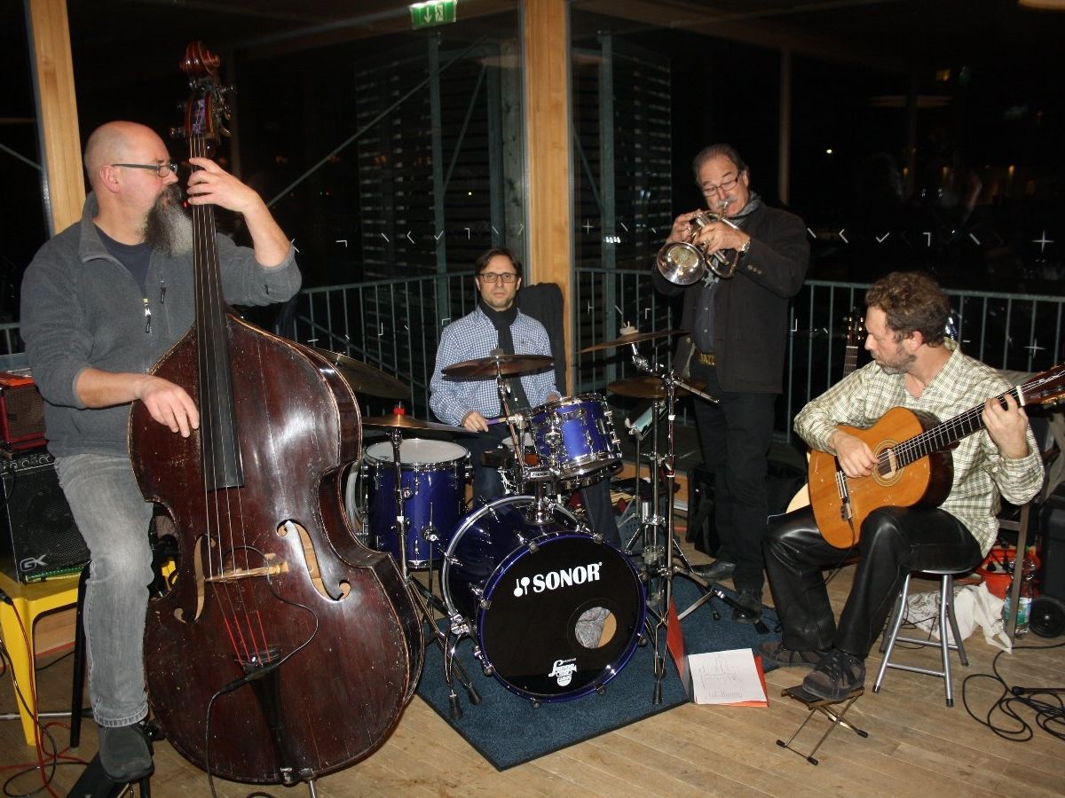 Zu Gast auf dem Badehaus des Seehotels war die Band „Jazzmops“ aus Ravensburg mit Oliver Mascha (Kontrabass), Markus Sprenger (Schlagzeug), Roland Wohlhüter (Trompete/Posaune) und Volker König (Gitarre). Zu Gast auf dem Badehaus des Seehotels war die Band „Jazzmops“ aus Ravensburg mit Oliver Mascha (Kontrabass), Markus Sprenger (Schlagzeug), Roland Wohlhüter (Trompete/Posaune) und Volker König (Gitarre).