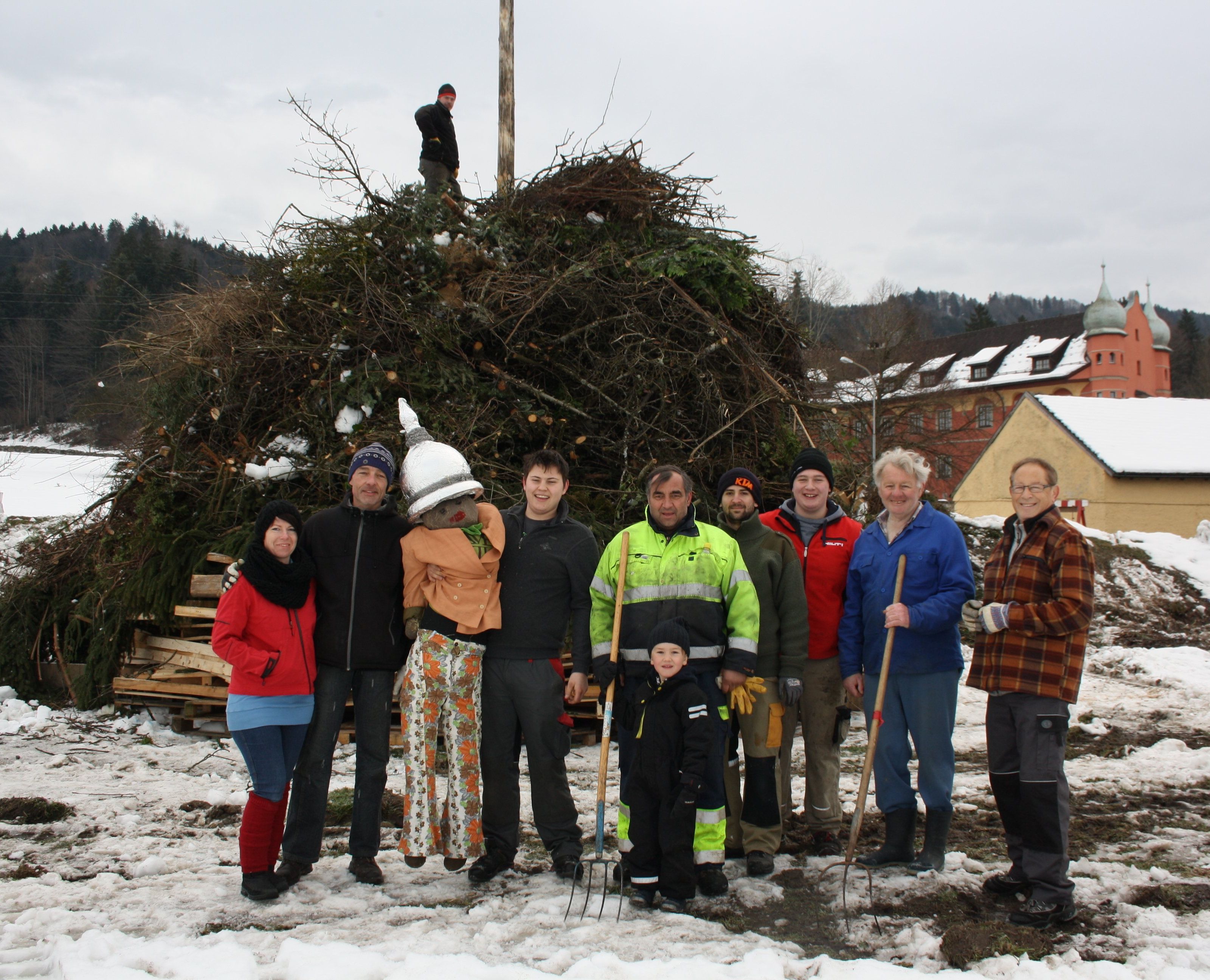 Die Funkenzünfte Bäumle, Berg und Hofen (Bild) laden am Wochenende zum großen traditionellen dreifachen Lochauer Funkenabbrennen. Die Funkenzünfte Bäumle, Berg und Hofen (Bild) laden am Wochenende zum großen traditionellen dreifachen Lochauer Funkenabbrennen.