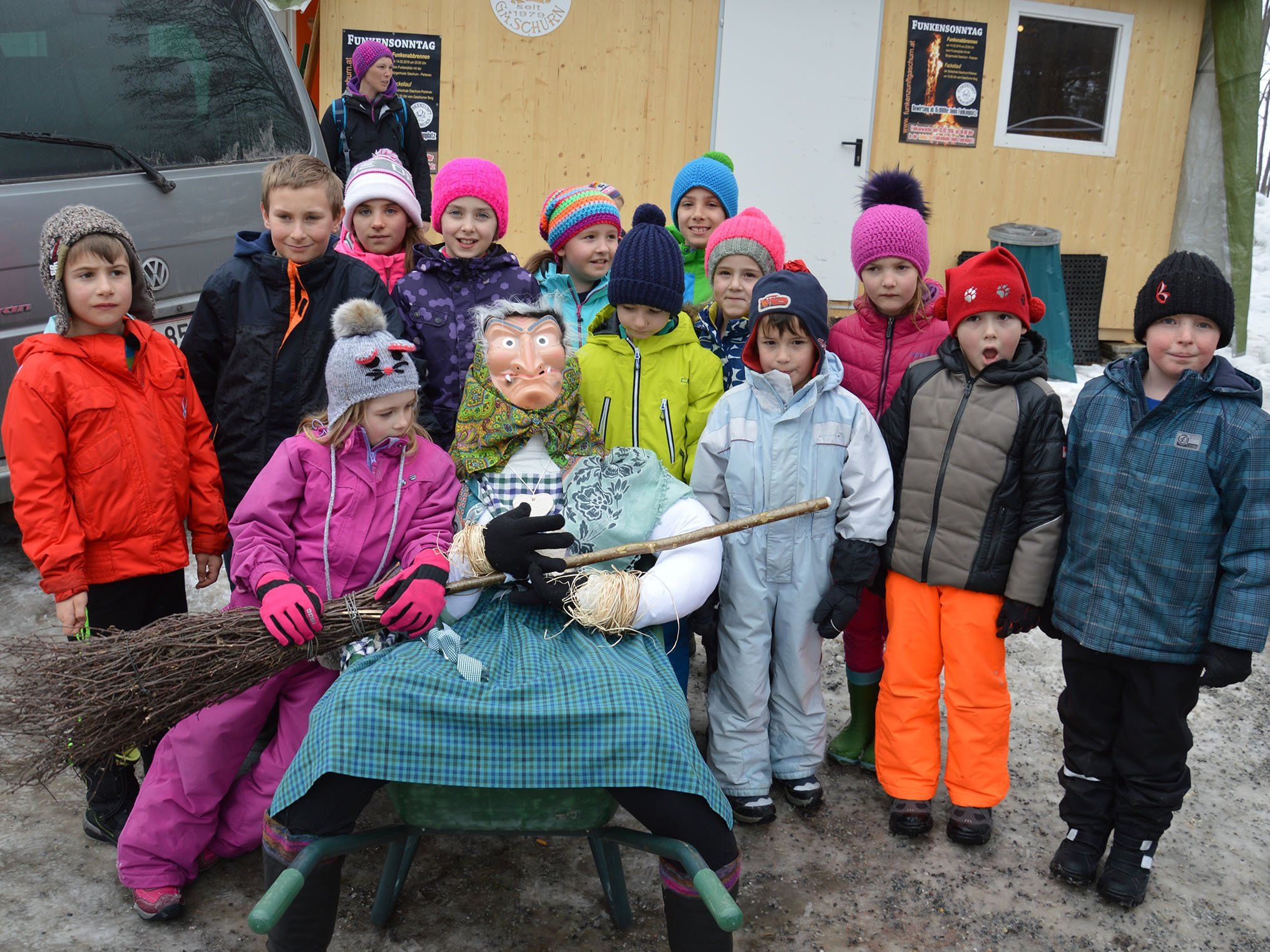 Gaschurner Volkschulkinder bauten die diesjährige Gaschurner Funkenhexe. Gaschurner Volkschulkinder bauten die diesjährige Gaschurner Funkenhexe.