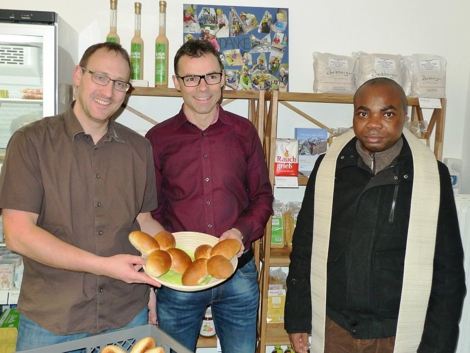 Peter Rheinberger, Bürgermeister Kilian Tschabrun und Pfarrmoderator Placide Ponzo.