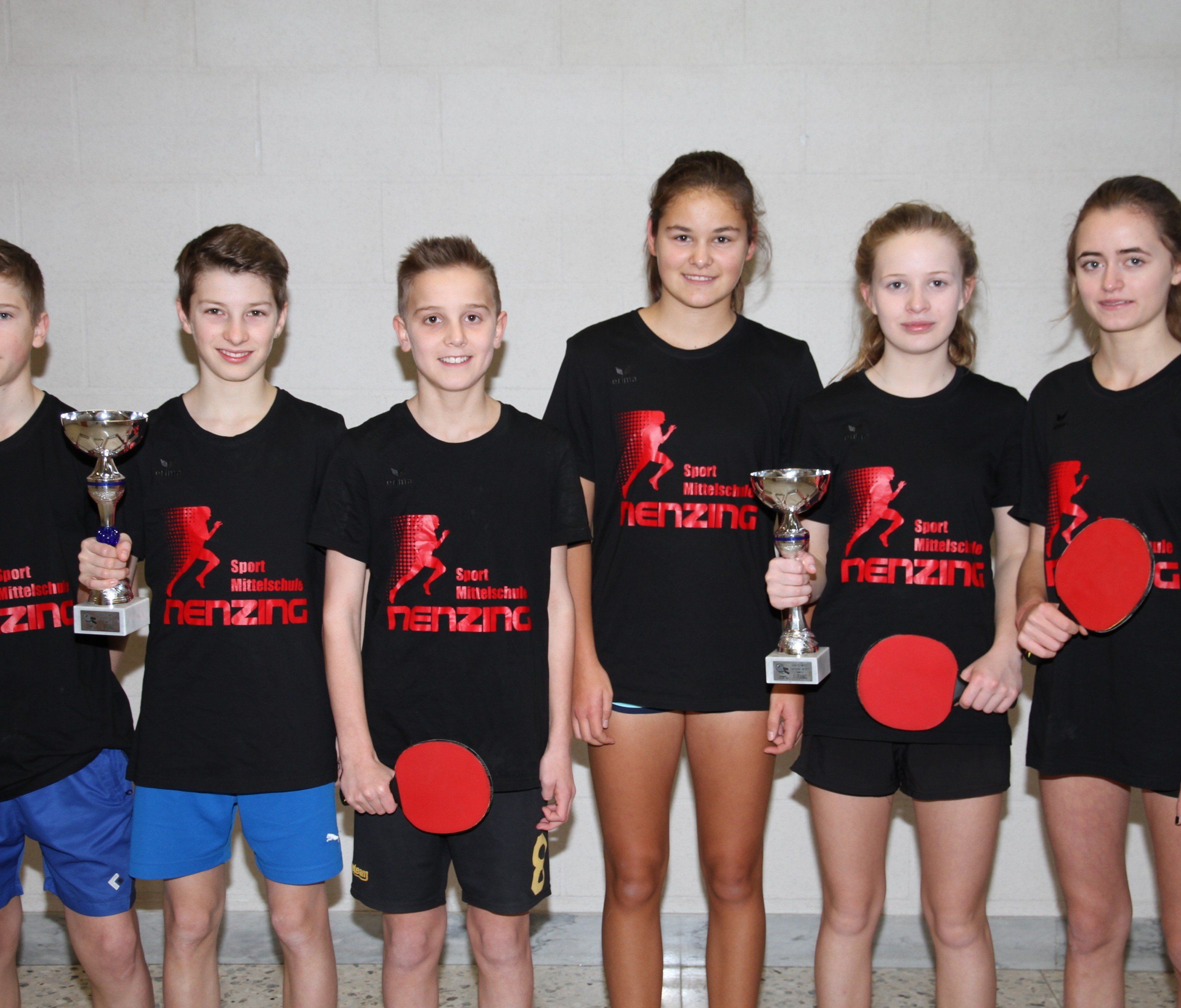Erfolgreich im Tischtennis: Marc Jochum, Jonas Hinrichsen, Dominik Kaufmann, Emily Meyer, Sarah Sturmer und Laura Bertel. Erfolgreich im Tischtennis: Marc Jochum, Jonas Hinrichsen, Dominik Kaufmann, Emily Meyer, Sarah Sturmer und Laura Bertel.
