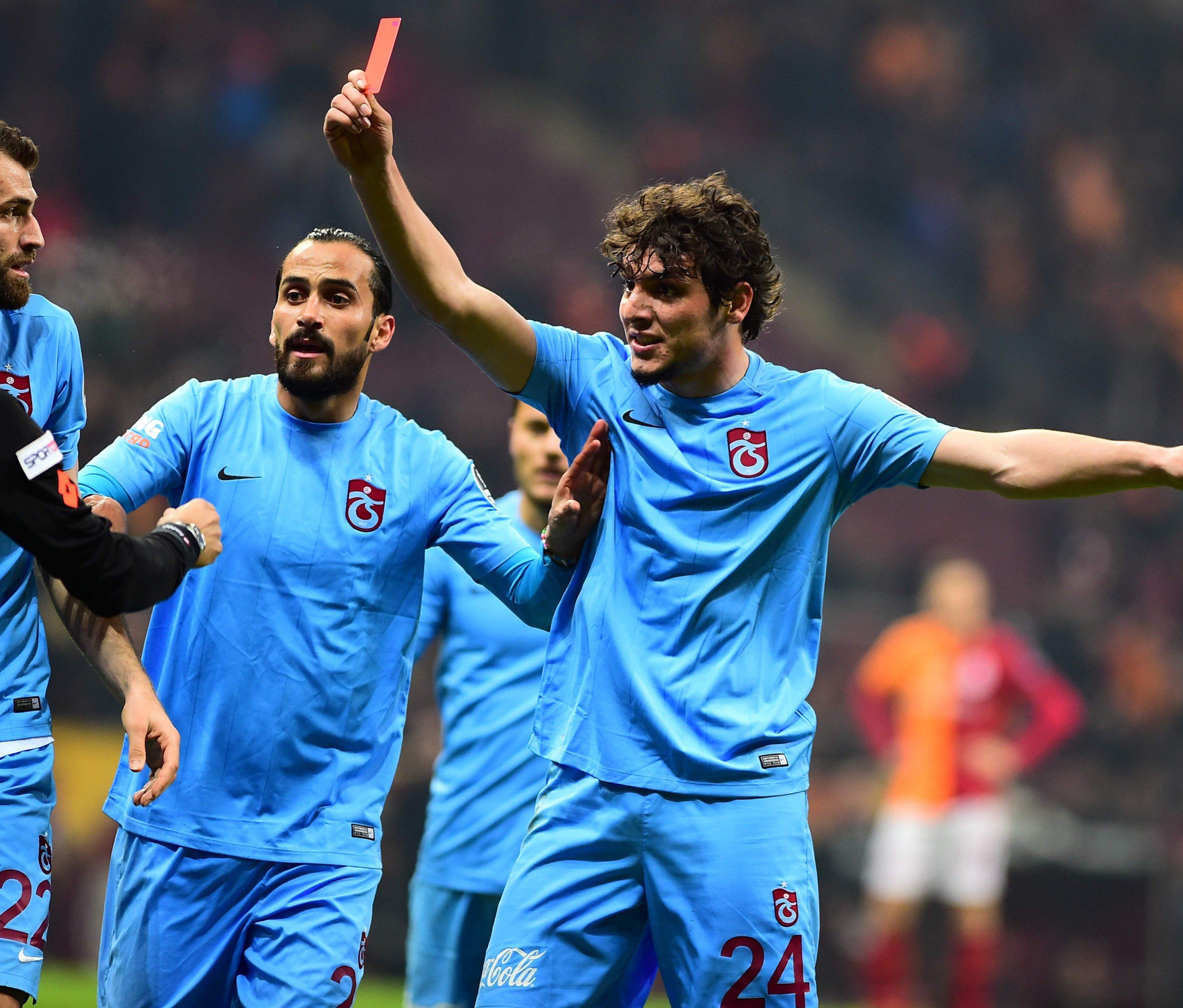 Vier Trabzonspor-Spieler wurden insgesamt des Platzes verwiesen. Vier Trabzonspor-Spieler wurden insgesamt des Platzes verwiesen.