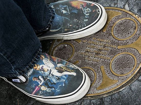 Bunte Sneakers liegen schwer im Trend - wie etwa hier mit aktuellem Star Wars-Motiv Bunte Sneakers liegen schwer im Trend - wie etwa hier mit aktuellem Star Wars-Motiv