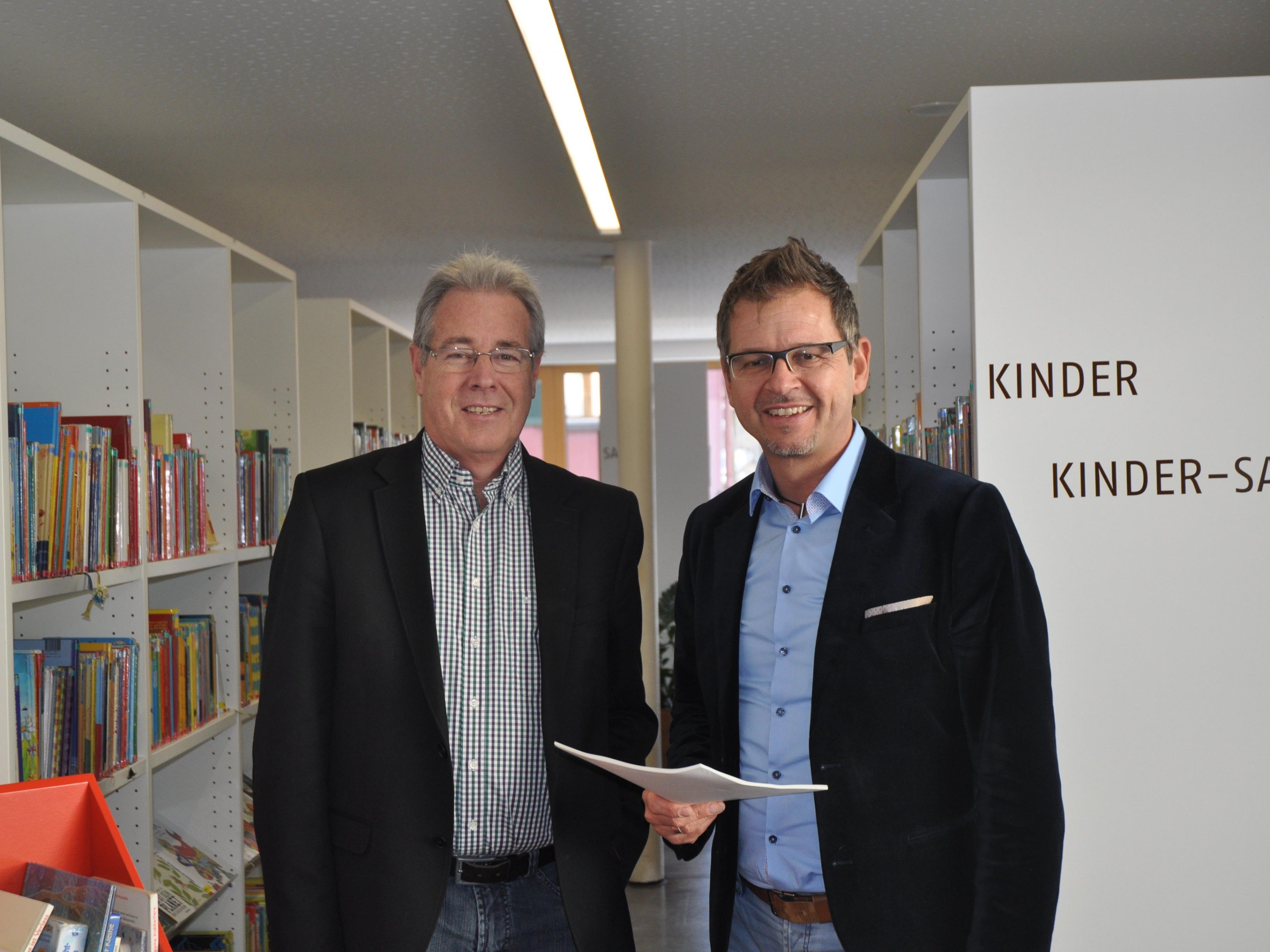 Bürgermeister Helmut Lampert mit bugo-Leiter Rudi Malin in der Bücherei Göfis.