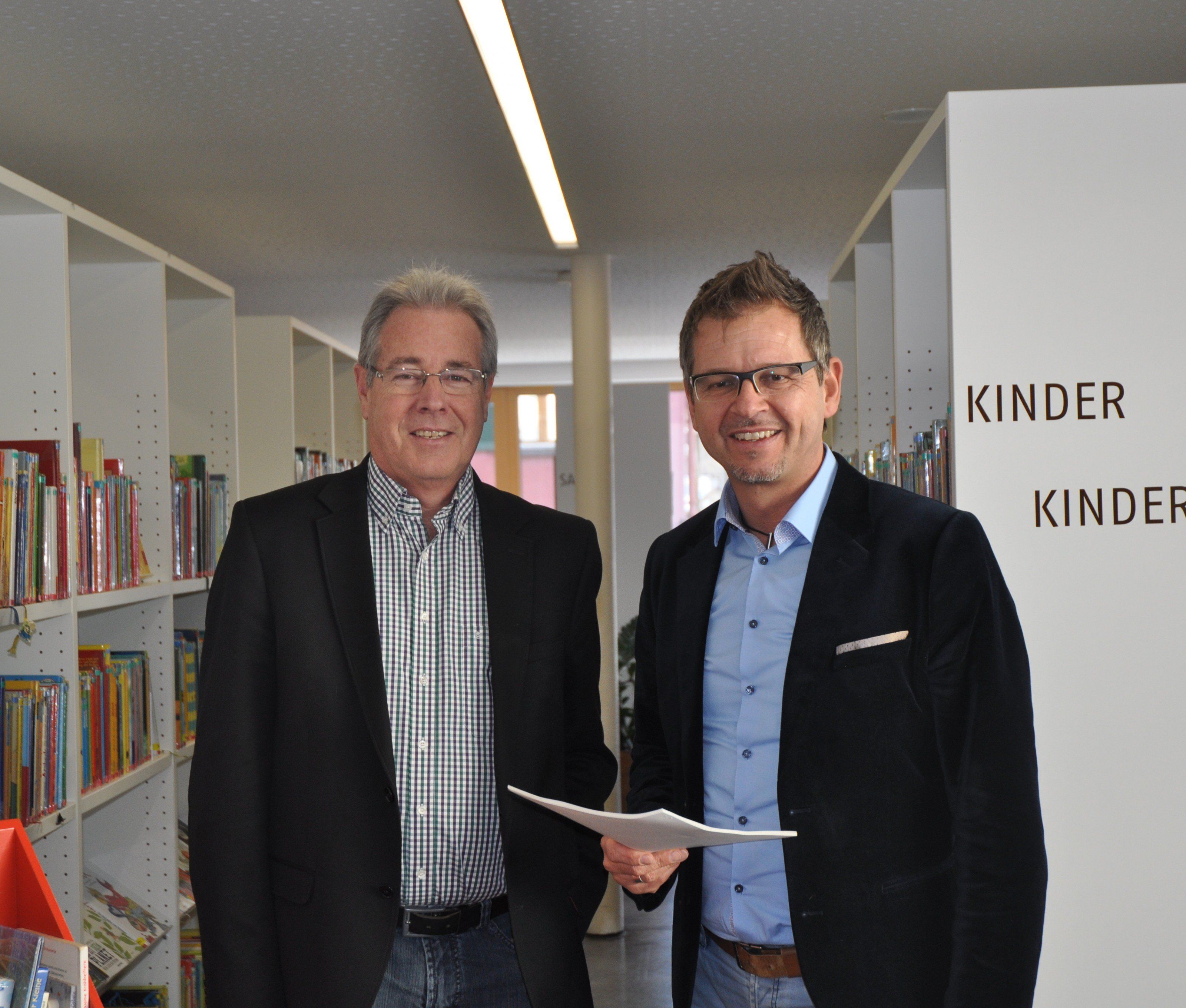 Bürgermeister Helmut Lampert mit bugo-Leiter Rudi Malin in der Bücherei Göfis. Bürgermeister Helmut Lampert mit bugo-Leiter Rudi Malin in der Bücherei Göfis.