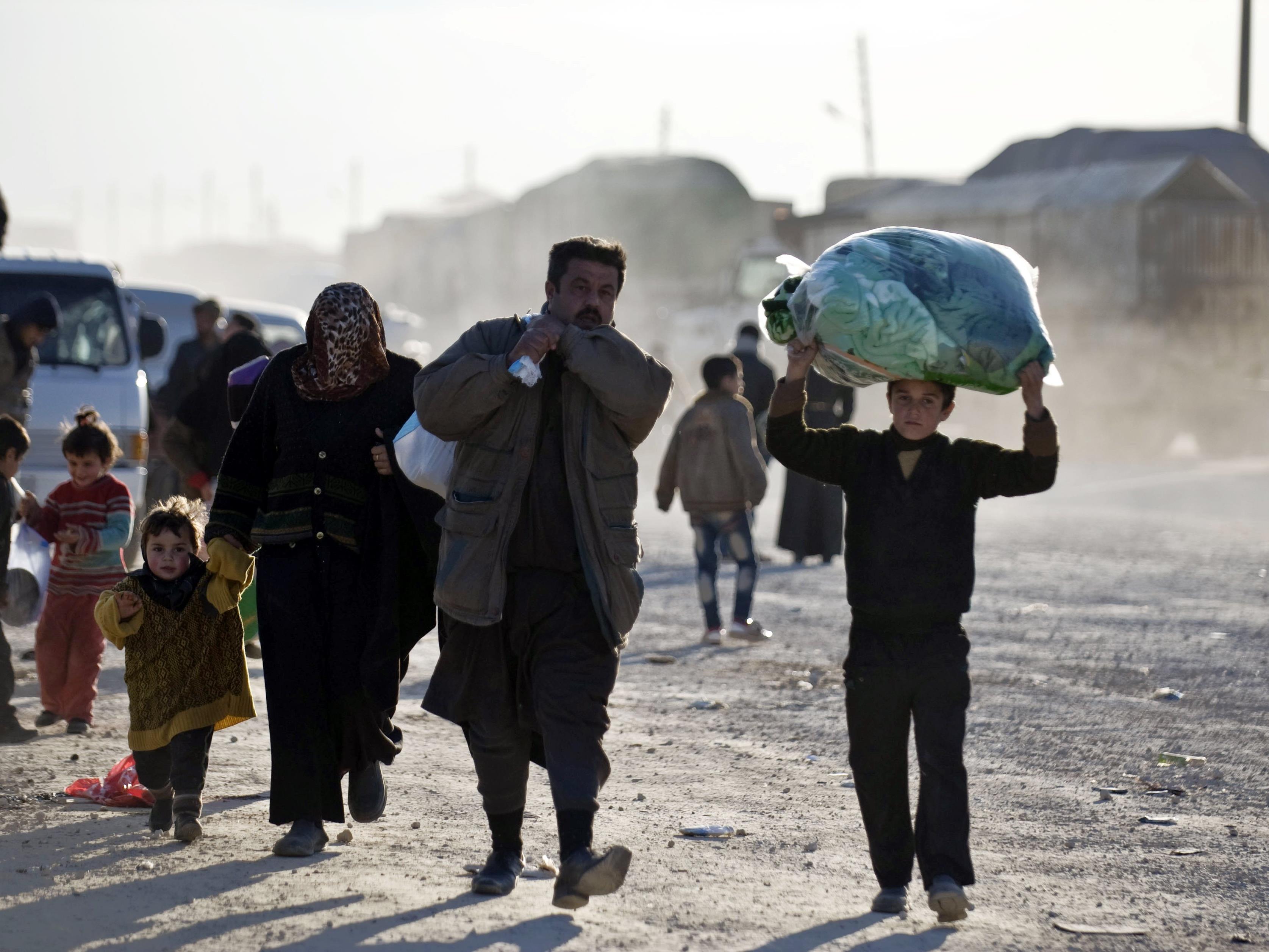 Immer mehr MEnschen fliehen vor den Kämpfen in Aleppo.