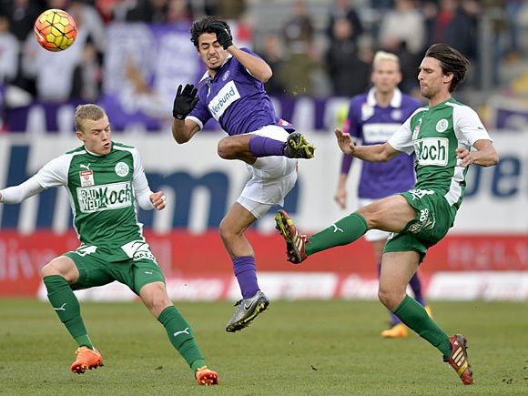 Roi Kehat (M/Austria) gegen Sven Sprangler (L) und Alejandro Velasco Farinas (beide Mattersburg) beim Spiel Roi Kehat (M/Austria) gegen Sven Sprangler (L) und Alejandro Velasco Farinas (beide Mattersburg) beim Spiel