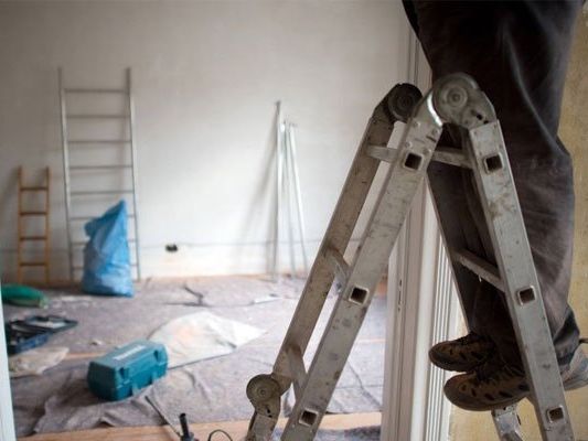 Bei Renovierungen hat sich der Arbeiter offenbar am Schmuck bedient. Bei Renovierungen hat sich der Arbeiter offenbar am Schmuck bedient.