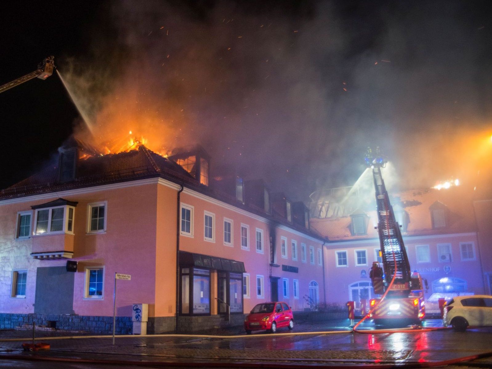 Künftiges Flüchtlingsheim in Bautzen in Vollbrand - Schaulustige jubeln.