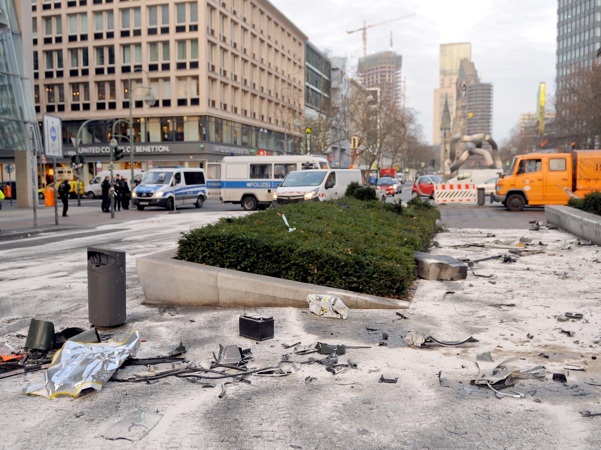 Junge Männer verursachen bei illegalem Straßenrennen mitten in Berlin Horror-Crash: ein Toter.