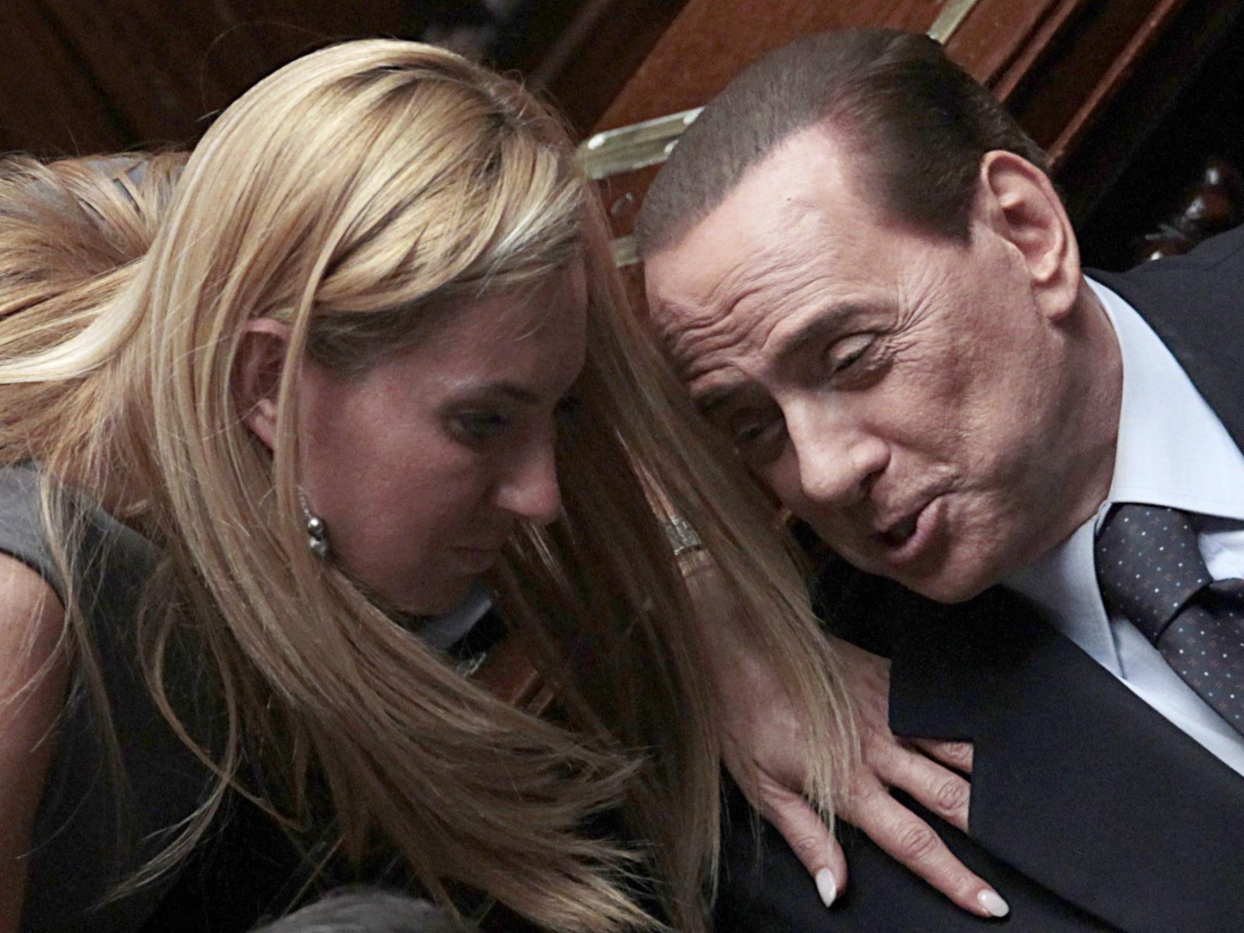 Michaela Biancofiore (hier mit Parteichef Berlusconi) ortet einen "Kniefall vor dem kleinen Österreich" in Rom.