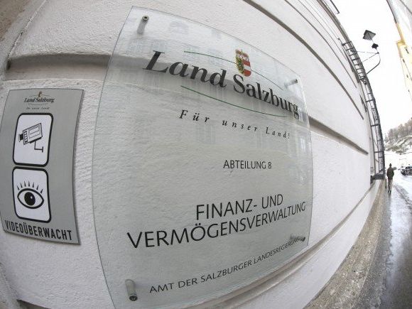 Bei mit Banken abgeschlossenen Vergleichen sind bereits rund 28,4 Millionen Euro an das Land zurückgeflossen. Bei mit Banken abgeschlossenen Vergleichen sind bereits rund 28,4 Millionen Euro an das Land zurückgeflossen.