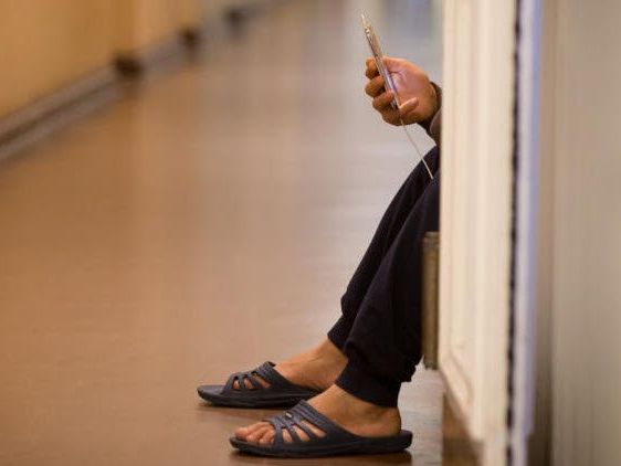 Es werden keinerlei Kosten für die Anschaffung und den Betrieb von Handys für Flüchtlinge übernommen Es werden keinerlei Kosten für die Anschaffung und den Betrieb von Handys für Flüchtlinge übernommen