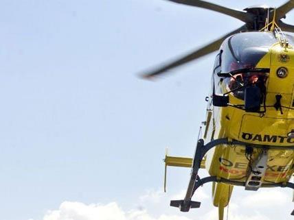 Der verletzte Arbeiter wurde per Hubschrauber in ein Krankenhaus geflogen.