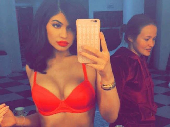 Wow-Effekt auf Instagram: Kylie präsentiert ihre mögliche neue Lippenstiftfarbe in farblich passender Unterwäsche.