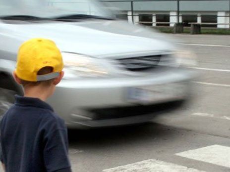 Kind (11) in Egg von Auto auf Schutzweg gestreift. Kind (11) in Egg von Auto auf Schutzweg gestreift.