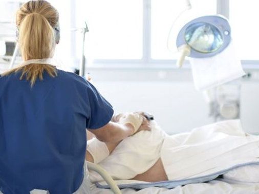 Die Krankenschwester rannte aus dem Raum. Die Krankenschwester rannte aus dem Raum.