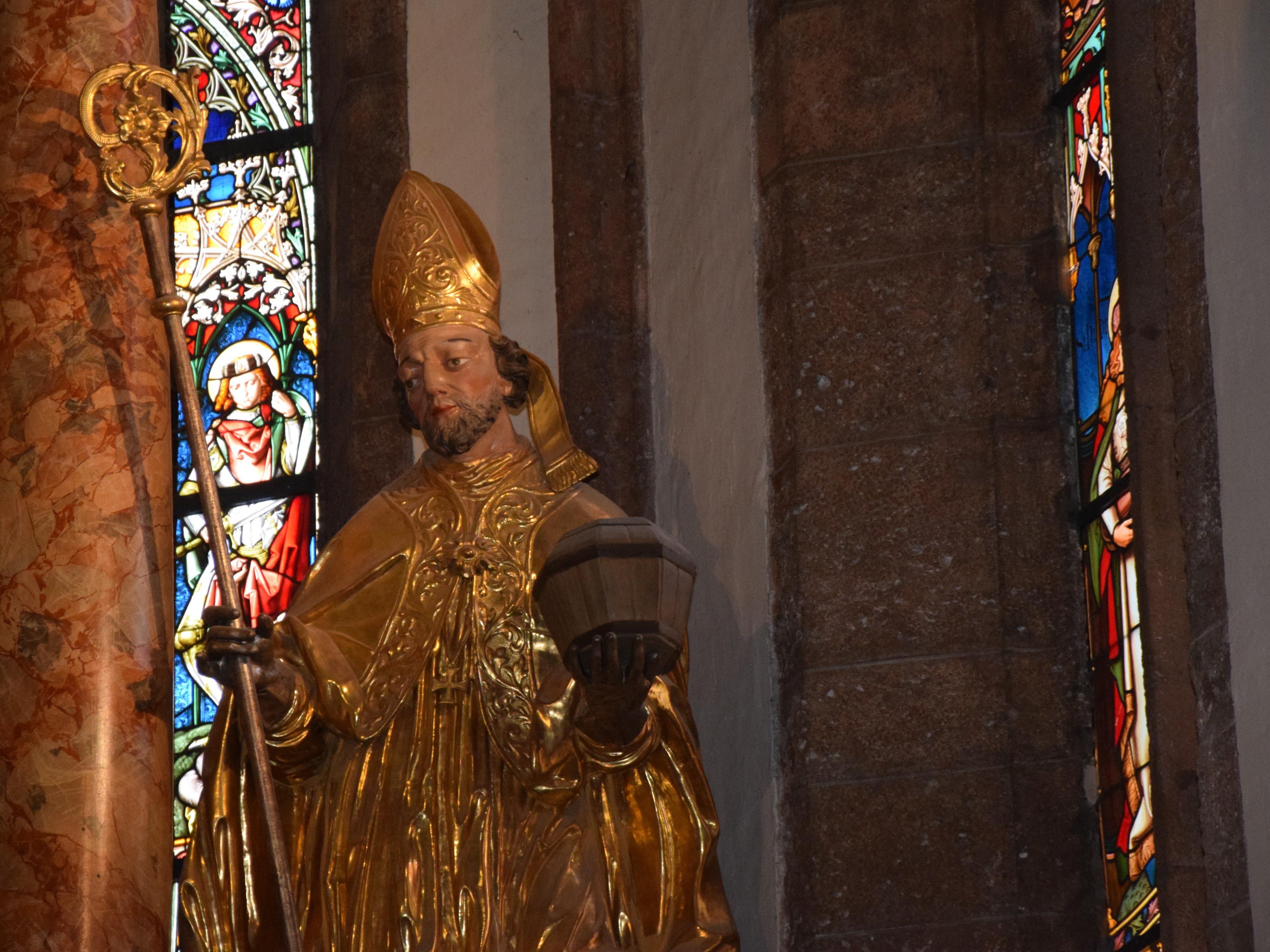 Der Heilige Rupert mit dem Salzfass flankiert den Hochaltar des Doms von Maria Saal in Kärnten.