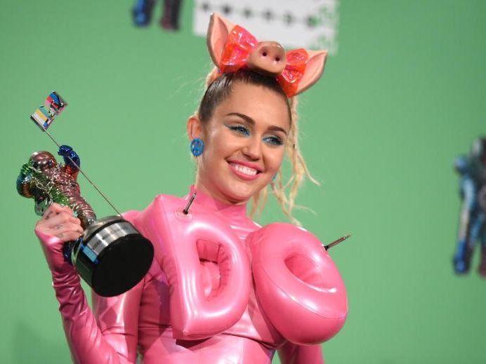 "Samt Möbeln und Bettwäsche" "Samt Möbeln und Bettwäsche"