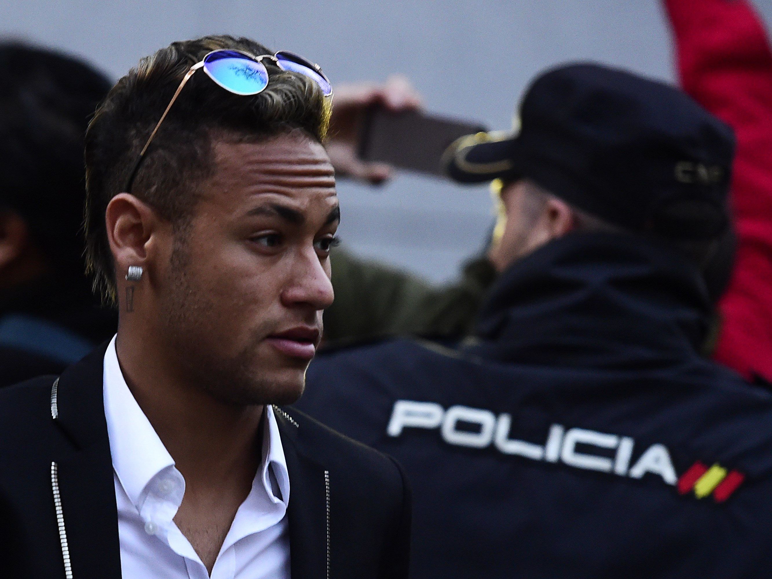 Brasiliens Justiz friert Vermögen von Barca-Star Neymar ein Brasiliens Justiz friert Vermögen von Barca-Star Neymar ein