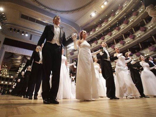 Der Ball der Bälle rückt näher. Der Ball der Bälle rückt näher.