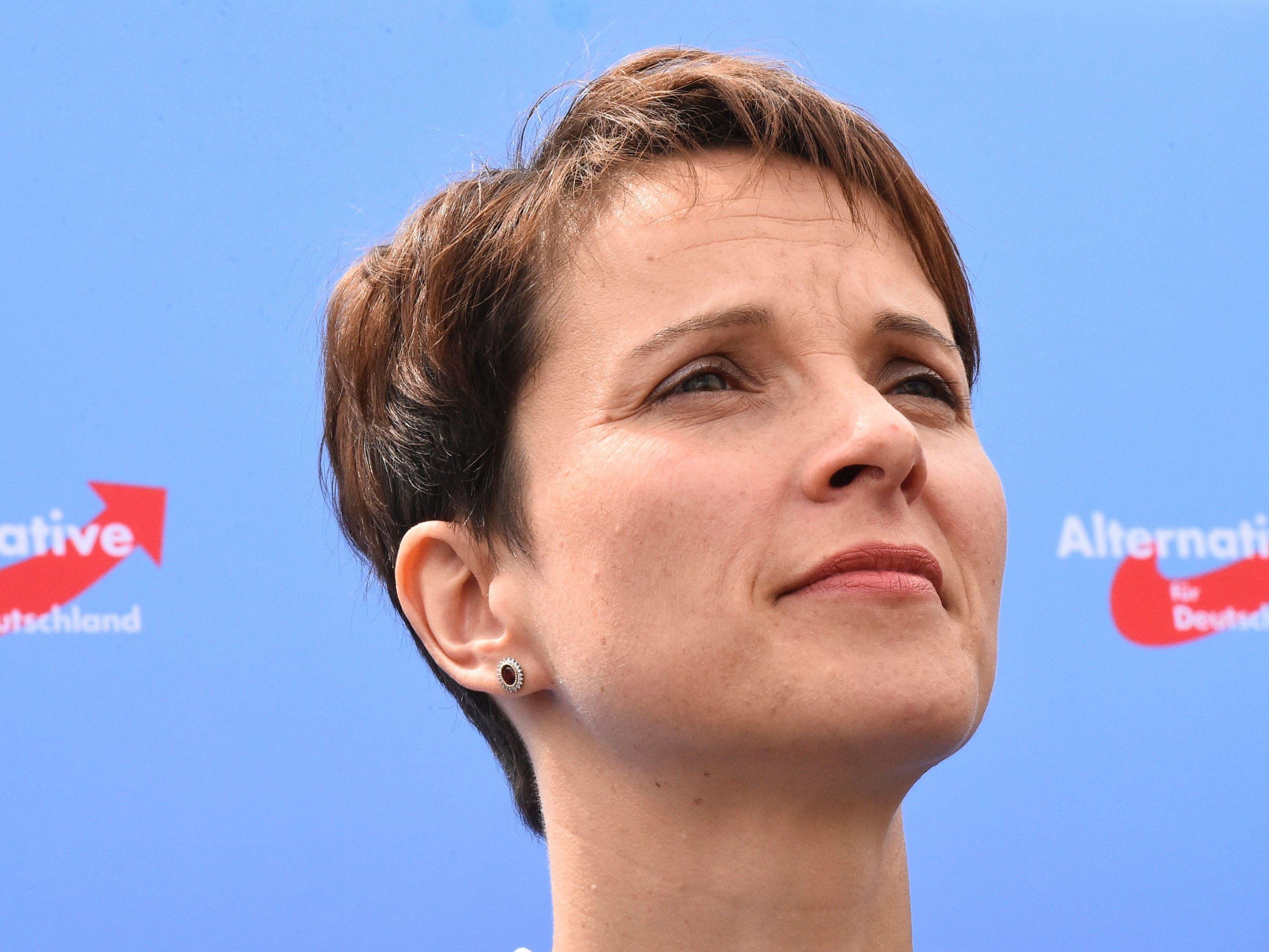 Die AfD-Vorsitzende Frauke Petry fordert Grenzschutz mit allen Mitteln. Die AfD-Vorsitzende Frauke Petry fordert Grenzschutz mit allen Mitteln.