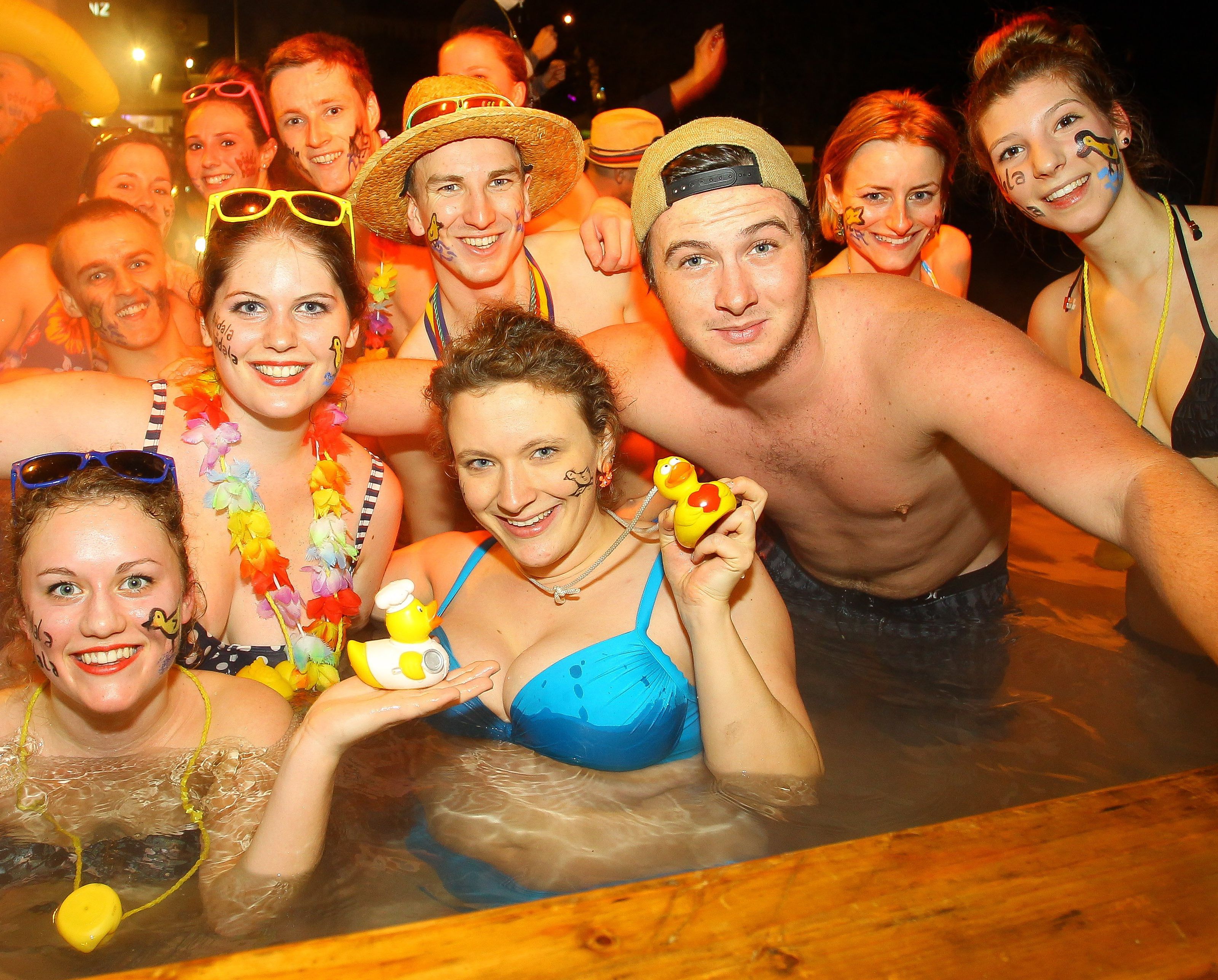 Fasching im Swimmingpool? Warum nicht. Und beheizt war er auch. Fasching im Swimmingpool? Warum nicht. Und beheizt war er auch.