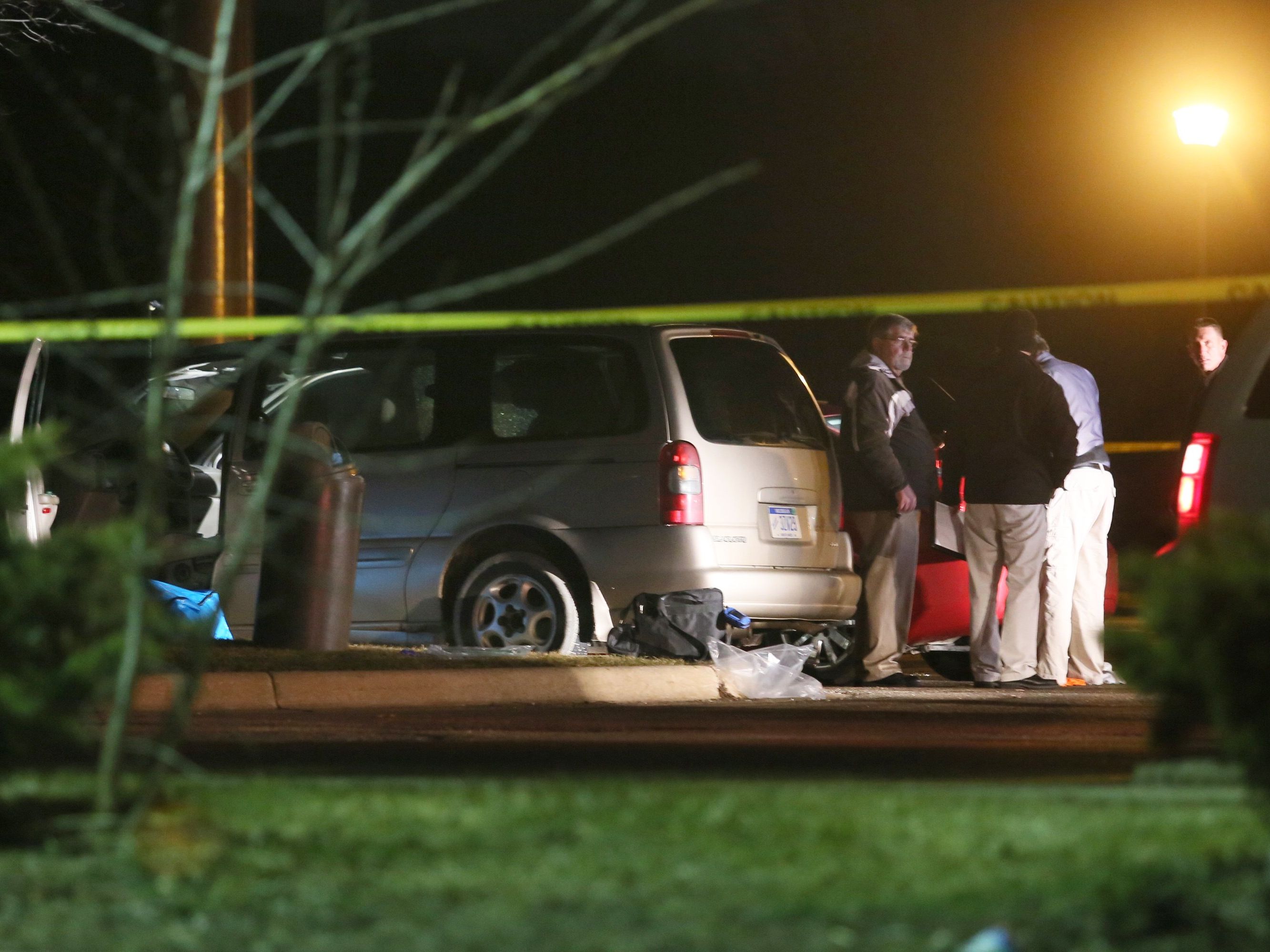 Polizei am Tatort, an dem zwei Menschen in einem Auto erschossen wurden. Polizei am Tatort, an dem zwei Menschen in einem Auto erschossen wurden.
