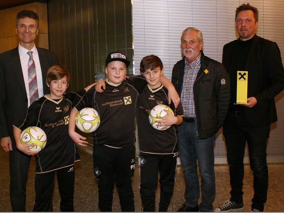 Raika und Ender Klimatechnik sind treue Hauptsponsoren, die Talente mit Präsident Ulli Bischoff freut es. Raika und Ender Klimatechnik sind treue Hauptsponsoren, die Talente mit Präsident Ulli Bischoff freut es.