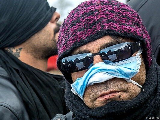 Flüchtlinge ließen sich den Mund zunähen Flüchtlinge ließen sich den Mund zunähen