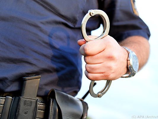 Der Betrunkene wurde in seiner Wohnung festgenommen Der Betrunkene wurde in seiner Wohnung festgenommen