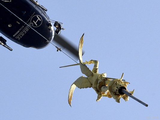 Ein Hubschrauber transportierte die Statue Ein Hubschrauber transportierte die Statue