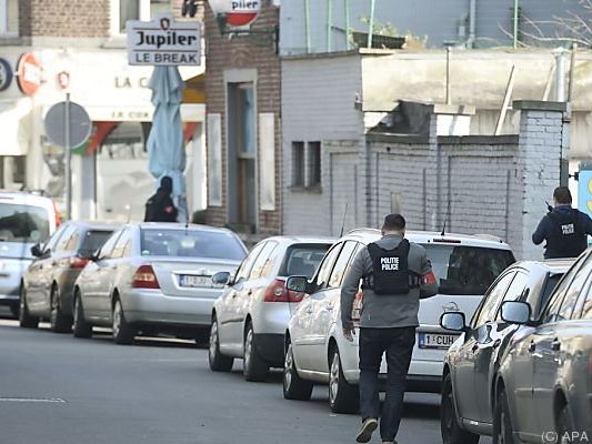 Polizei auf der Suche nach Verdächtigen Polizei auf der Suche nach Verdächtigen