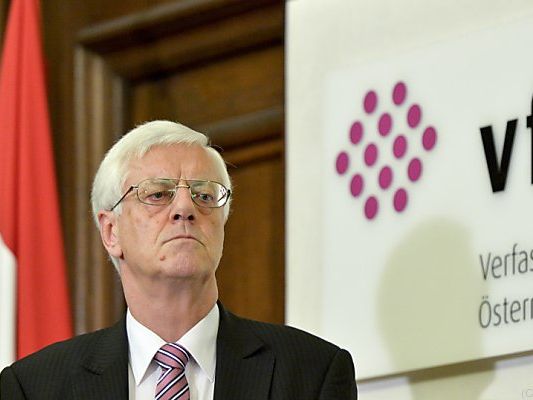 VfGH-Präsident Holzinger hält Flüchtlings-Obergrenze für illegal VfGH-Präsident Holzinger hält Flüchtlings-Obergrenze für illegal