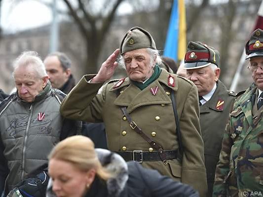 Alte lettische SSler gedenken stramm ihrer Kameraden