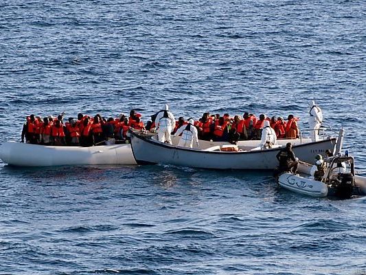 Flüchtlinge sind teilweise in Schlauchbooten unterwegs Flüchtlinge sind teilweise in Schlauchbooten unterwegs