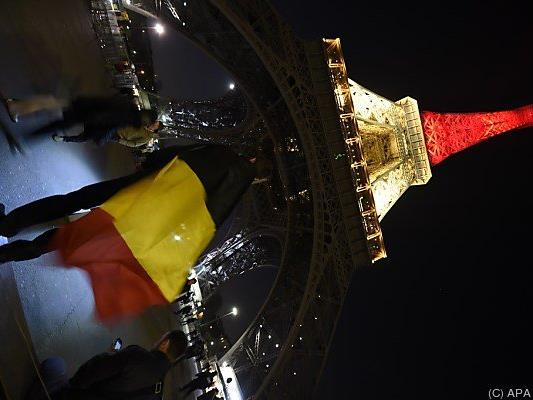 Eiffelturm erstrahlt in den Farben der belgischen Flagge