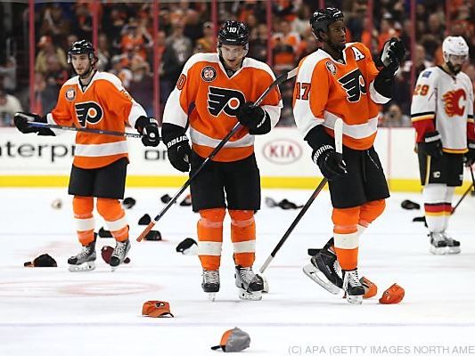 Nach Schenns Hattrick flogen zahlreiche Kappen aufs Eis Nach Schenns Hattrick flogen zahlreiche Kappen aufs Eis