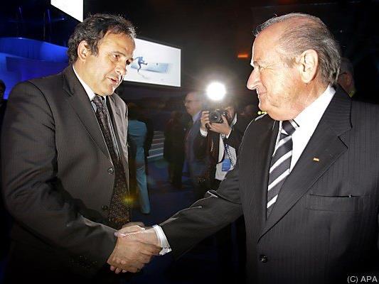 Zahlung von Blatter (r.) an Platini im Visier der Ermittler