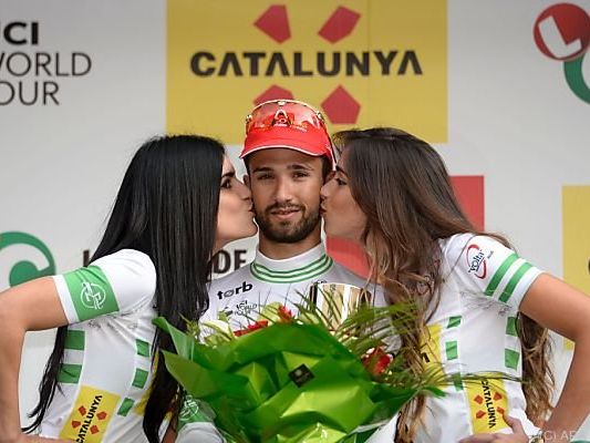 Für den Tagessieg holt sich Nacer Bouhanni zwei Küsschen ab Für den Tagessieg holt sich Nacer Bouhanni zwei Küsschen ab