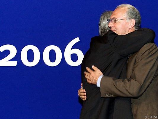 Im Jahr 2000 freut sich Franz Beckenbauer über die Vergabe der WM 2006
