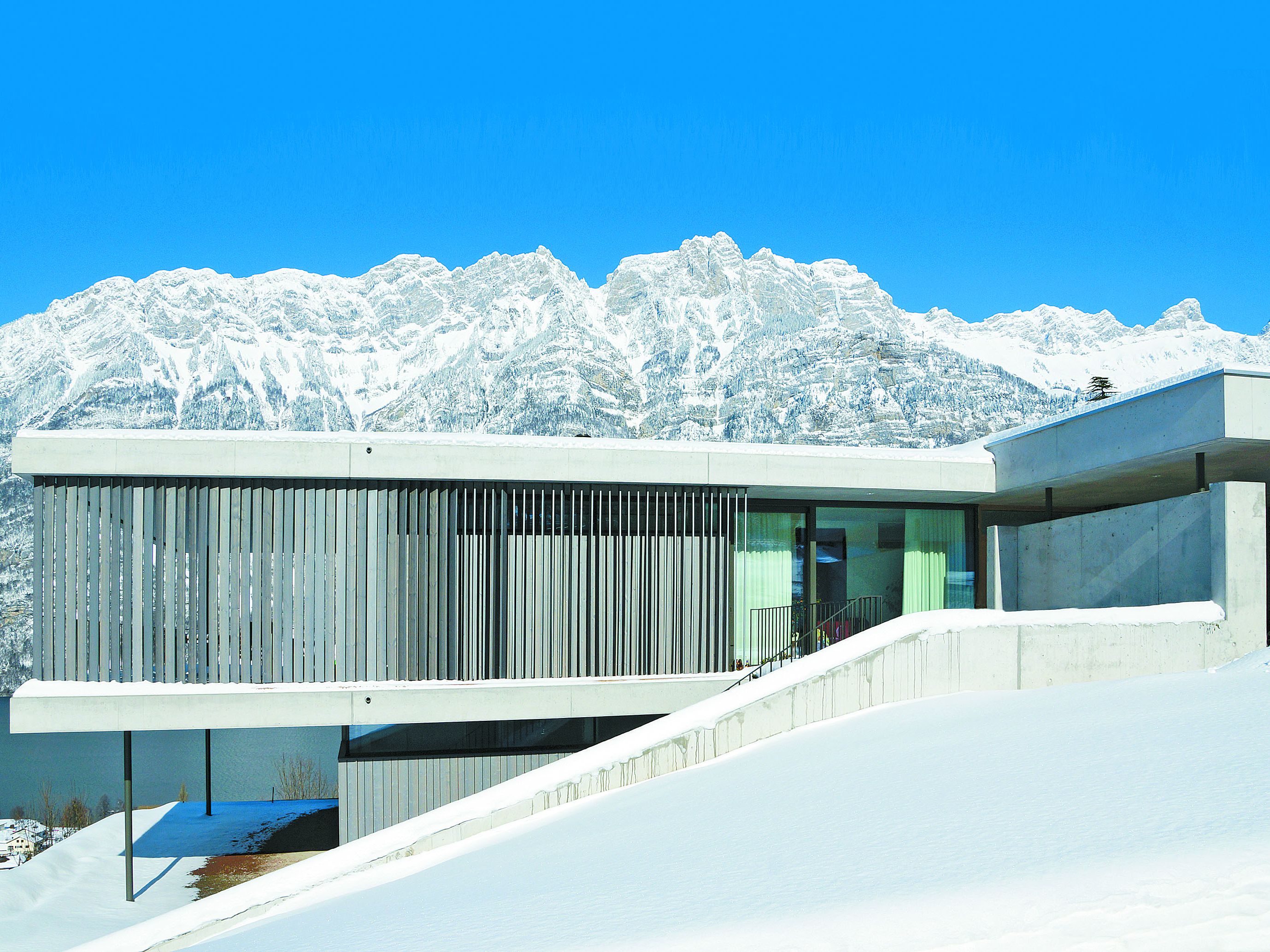 Zugänge auf mehreren Ebenen, gestaltete Außenbereiche, offene und geschlossene Bereiche wechseln sich ab. Zugänge auf mehreren Ebenen, gestaltete Außenbereiche, offene und geschlossene Bereiche wechseln sich ab.