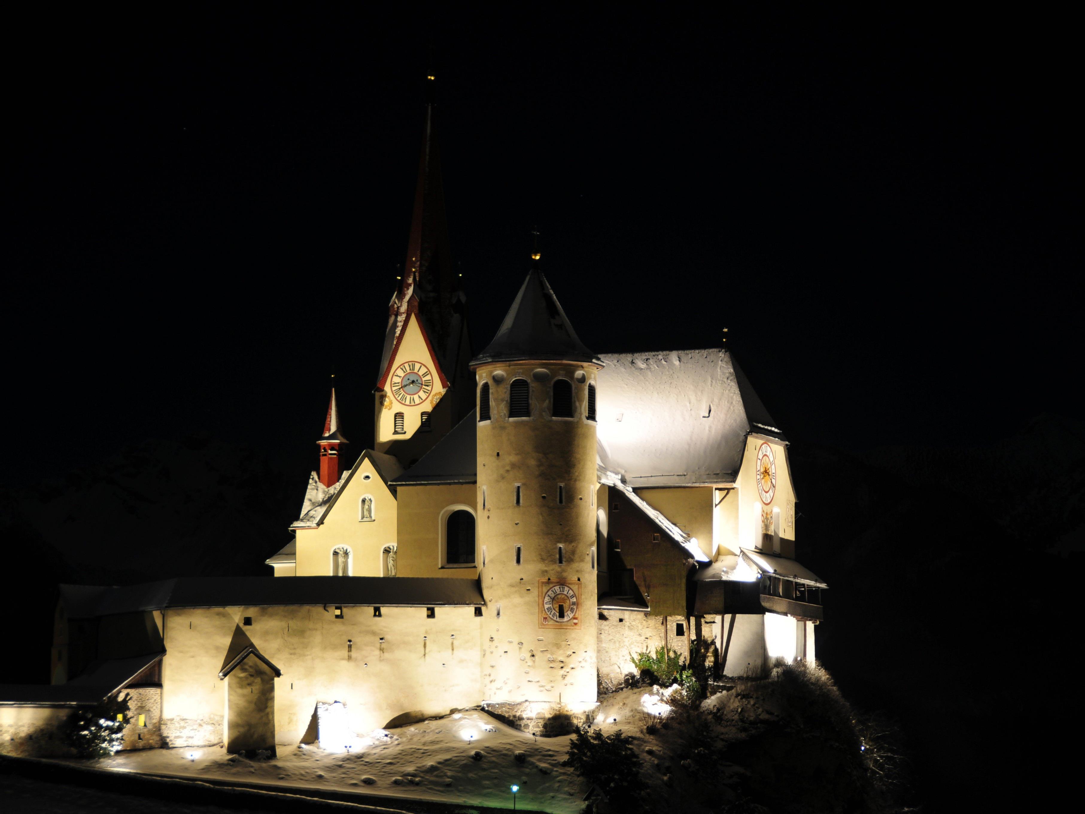 Auch die Ranweiler Basilika macht mit bei der Earth Hour.